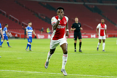 Vrolijkheid, masker af en het regent weer doelpunten en assists! © De Brouwer