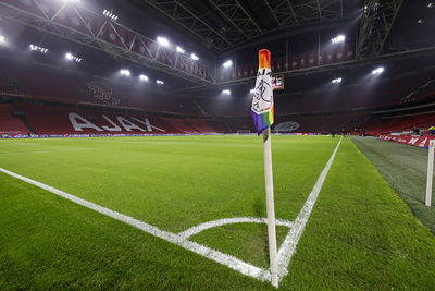 Omdat de speciale aanvoerdersband niet zo opvalt een foto van de cornervlaggen! © Pro Shots