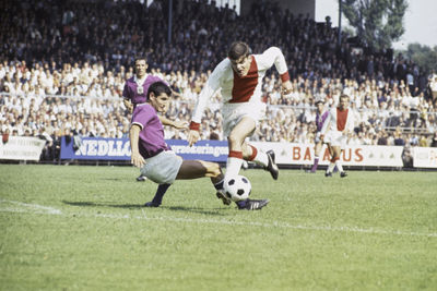 Een jonge Barry, nog zonder bakkebaarden, vriendschappelijk tegen Anderlecht. © SV Ajax / Guus de Jong