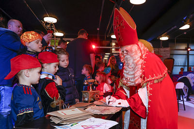 De Sint zelf deelt ook handtekeningen uit. © Pro Shots