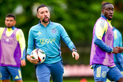 Farioli heeft de hele training een bal vast. © Pro Shots