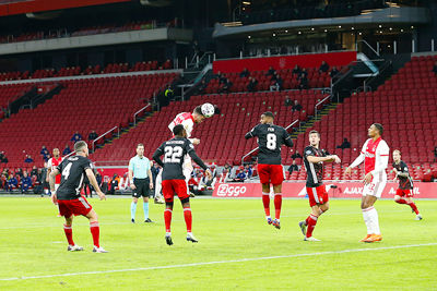 Kopbal. Kans. Over. Doorrr! © De Brouwer
