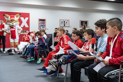 Om beurten mogen de kinderen vragen stellen. © Pro Shots