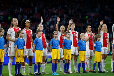 Met je heldinnen op het veld staan. Gaaf! © De Brouwer