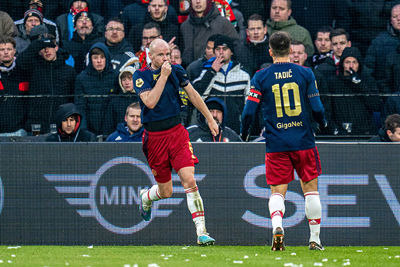 Een kus op het logo volgt, want Davy is een echte.  © Pro Shots