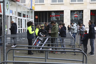 Hopelijk gaan er spoedig weer ruim 50.000 supporters door deze toegangspoortjes. © De Brouwer