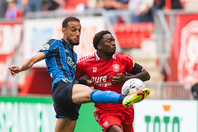 Mazraoui blijkt na de aftrap een van de weinigen die zijn niveau haalt. © Pro Shots