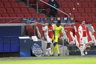 Onana waakt over Brobbey, van wie Ajax meer afhankelijk is dan je wilt... © De Brouwer