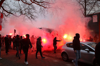 Het uitzwaaien van de bus is inmiddels traditie. © De Brouwer