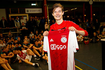 Pfoe, dit is een heerlijke prijs. Een door de selectie gesigneerd thuisshirt! © De Brouwer