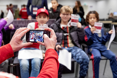 De stoere Ajaciedjes tonen hun perskaarten. © Pro Shots