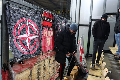 Ajaxsupporters, voor al uw behangwerk! © De Brouwer