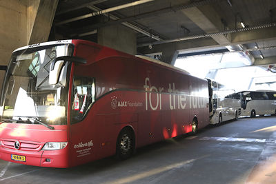 De bussen verzamelen zich op het Arendek voor het tripje richting AZ. © De Brouwer