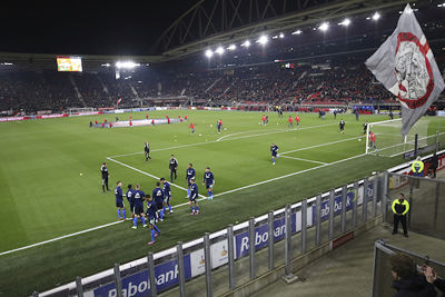 Ajax werkt een verlate warming-up af, tot ergernis van AZ. © De Brouwer