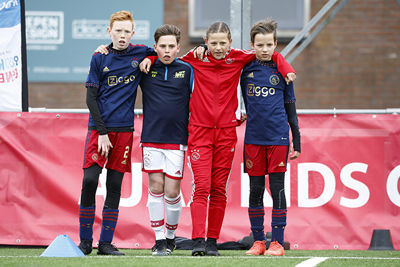 ‘Geen dag gaat mij voorbij, zonder m’n vrienden aan m’n zij.’ © Pro Shots