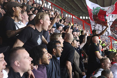 De steun is nodig, want ook na de treffer is het niet best van Ajaxkant... © De Brouwer