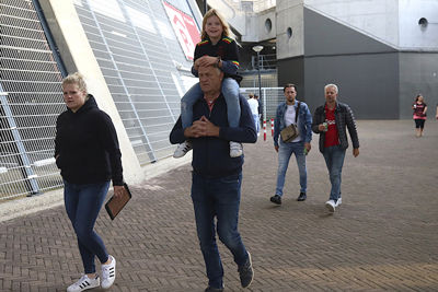 Bij paps op de schouders naar Ajax. Mooie dingen. © De Brouwer