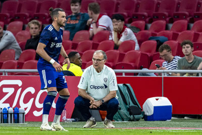 Bielsa zit zo vaak op zijn hurken dat we ons afvragen of hij ook kan staan. © Pro Shots