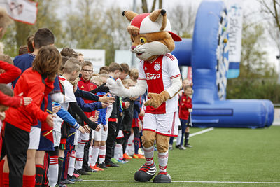 De pluizige mascotte deelde weer de nodige high-fives uit. © Pro Shots